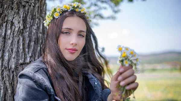 Photographie Modèle Féminin Entre Les Fleurs — Photo