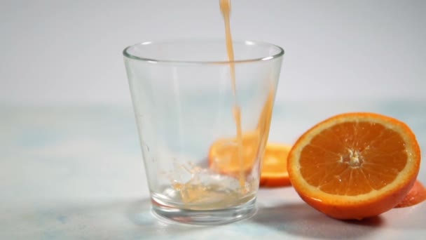 新鲜橙汁的有机挤榨 — 图库视频影像