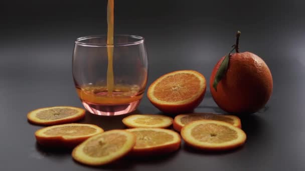 健康的な生活のために新鮮な有機フルーツジュースを消費しましょう — ストック動画