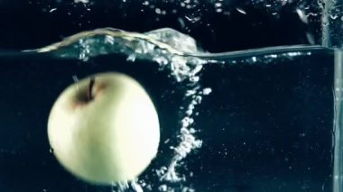 Organik sıkılmış taze meyve suyu