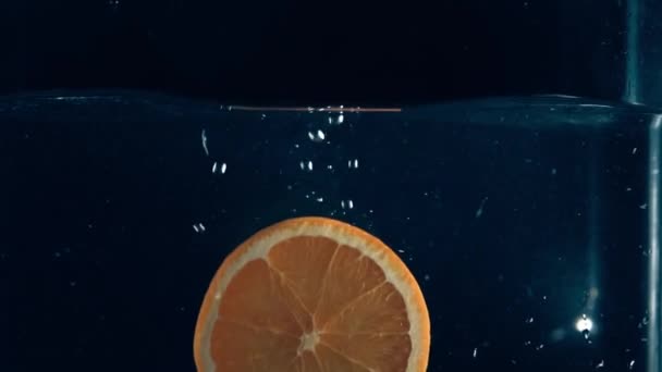 有機絞りフレッシュフルーツジュース — ストック動画