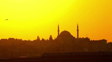 İstanbul 'da Süleyman Camii' nin arkasında gün batımı