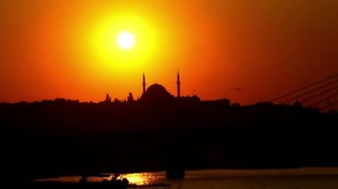 İstanbul 'da Süleyman Camii' nin arkasında gün batımı