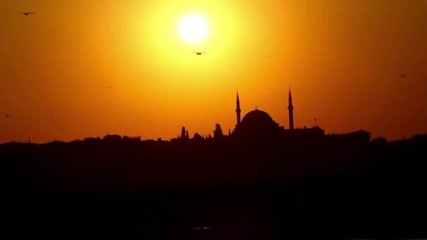 イスタンブールの有名な街のSuleymaniyeモスクの後ろの夕日 — ストック動画