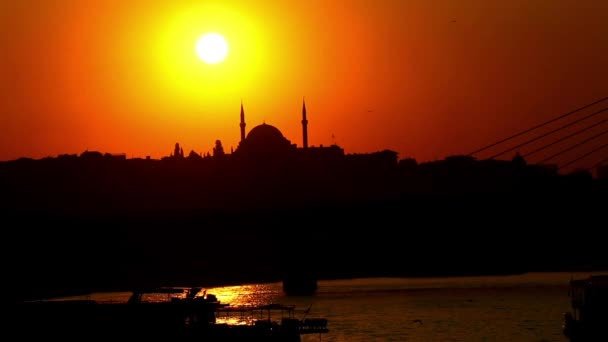 位于著名城市伊斯坦布尔苏莱曼尼亚清真寺后面的日落 — 图库视频影像