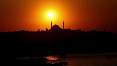 İstanbul 'da Süleyman Camii' nin arkasında gün batımı