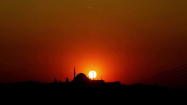 İstanbul 'da Süleyman Camii' nin arkasında gün batımı