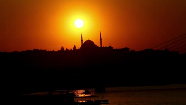 位于著名城市伊斯坦布尔苏莱曼尼亚清真寺后面的日落 — 图库视频影像