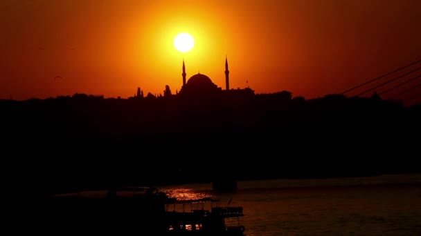 イスタンブールの有名な街のSuleymaniyeモスクの後ろの夕日 — ストック動画