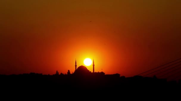 イスタンブールの有名な街のSuleymaniyeモスクの後ろの夕日 — ストック動画