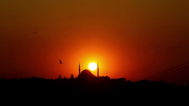 イスタンブールの有名な街のSuleymaniyeモスクの後ろの夕日 — ストック動画