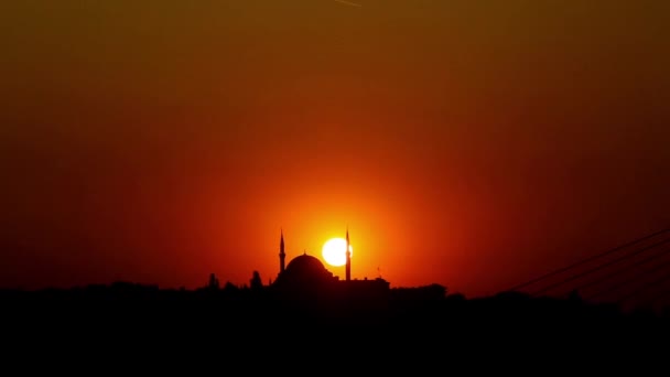 イスタンブールの有名な街のSuleymaniyeモスクの後ろの夕日 — ストック動画