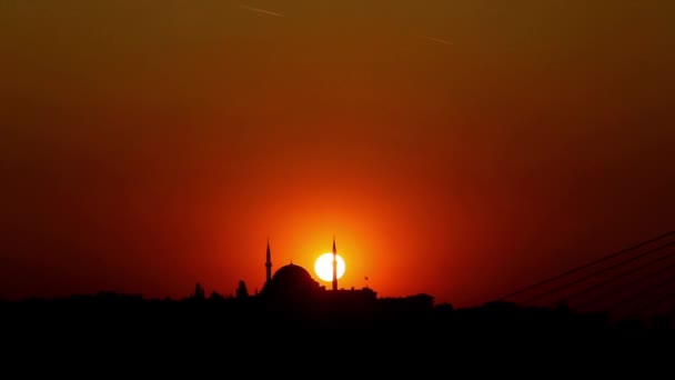イスタンブールの有名な街のSuleymaniyeモスクの後ろの夕日 — ストック動画
