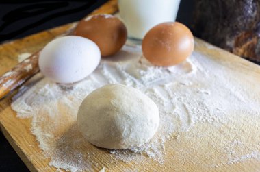 Annem çocukları için pastane ürünleri hazırlayacak.