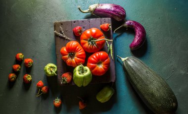 Domatesler siyah arkaplanda doğal ışıkta çekilir