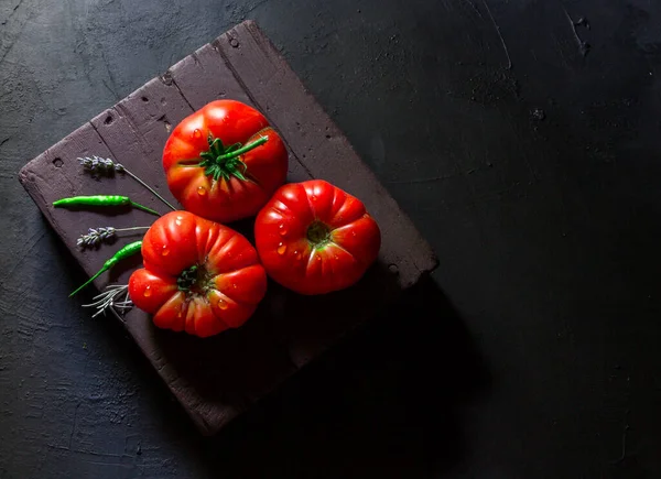 Tomates Sobre Fondo Negro Luz Natural —  Fotos de Stock