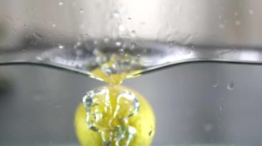 Organik sıkılmış taze meyve suyu