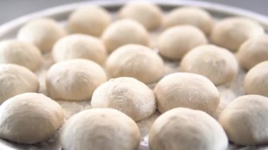 Annem çocukları için pastane ürünleri hazırlayacak.