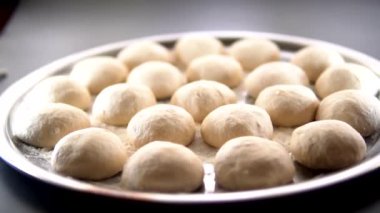 Annem çocukları için pastane ürünleri hazırlayacak.