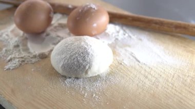 Annem çocukları için pastane ürünleri hazırlayacak.