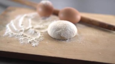 Annem çocukları için pastane ürünleri hazırlayacak.