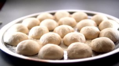 Annem çocukları için pastane ürünleri hazırlayacak.