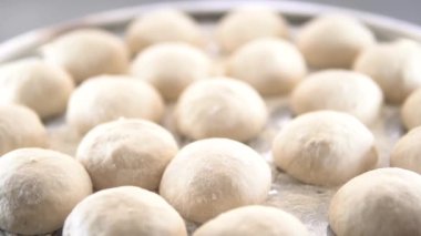 Annem çocukları için pastane ürünleri hazırlayacak.