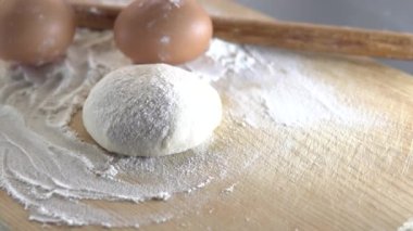 Annem çocukları için pastane ürünleri hazırlayacak.