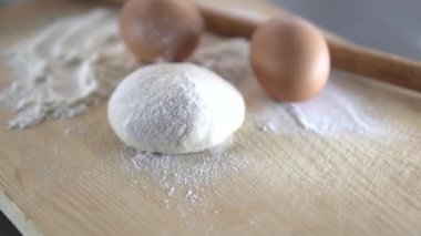 Annem çocukları için pastane ürünleri hazırlayacak.