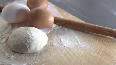 Annem çocukları için pastane ürünleri hazırlayacak.