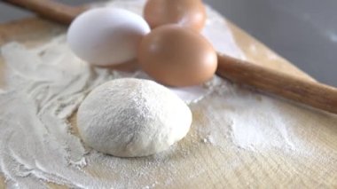 Annem çocukları için pastane ürünleri hazırlayacak.