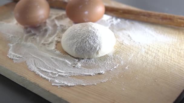 Moeder Bereidt Bakkerijproducten Voor Haar Kinderen — Stockvideo