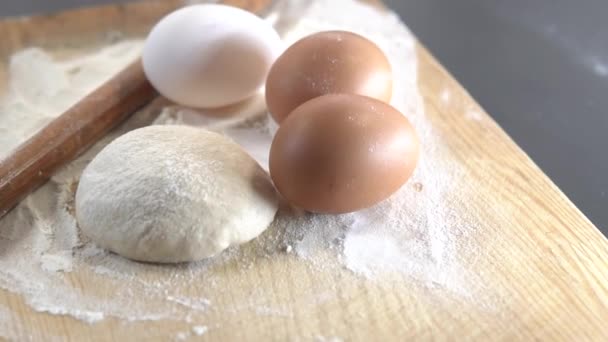 Mor Kommer Att Förbereda Bageriprodukter För Sina Barn — Stockvideo