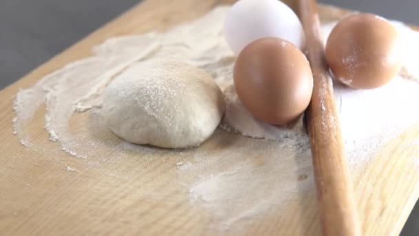 Ibu Akan Menyiapkan Produk Roti Untuk Anak Anaknya — Stok Video