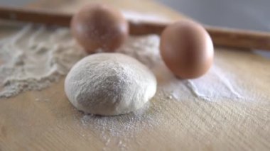 Annem çocukları için pastane ürünleri hazırlayacak.
