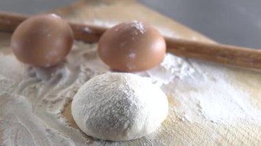 Annem çocukları için pastane ürünleri hazırlayacak.