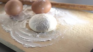 Annem çocukları için pastane ürünleri hazırlayacak.