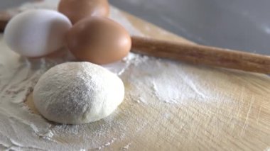 Annem çocukları için pastane ürünleri hazırlayacak.