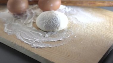 Annem çocukları için pastane ürünleri hazırlayacak.