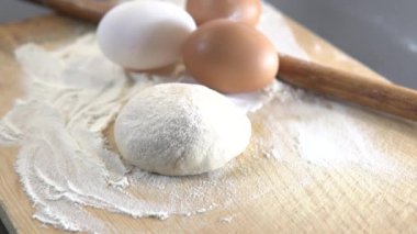 Annem çocukları için pastane ürünleri hazırlayacak.