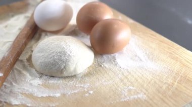 Annem çocukları için pastane ürünleri hazırlayacak.