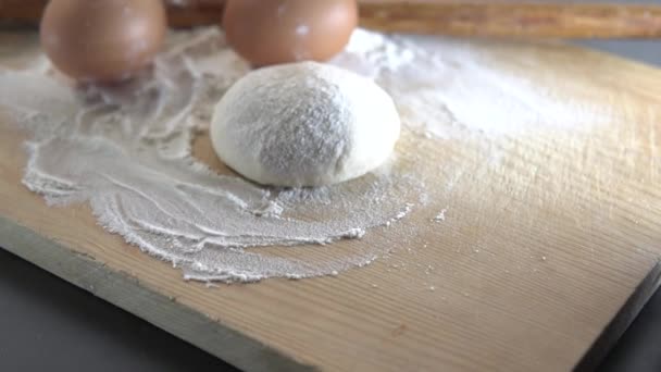 Moeder Bereidt Bakkerijproducten Voor Haar Kinderen — Stockvideo