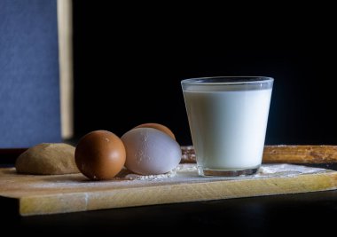 Annem çocukları için pastane ürünleri hazırlayacak.
