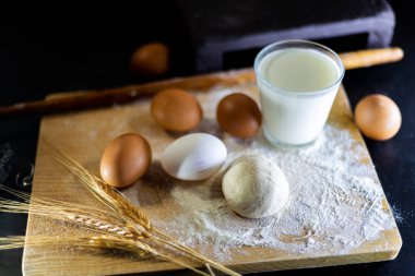 Annem çocukları için pastane ürünleri hazırlayacak.