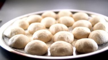 Annem çocukları için pastane ürünleri hazırlayacak.