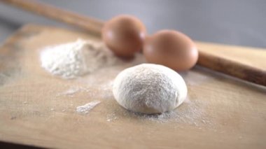 Annem çocukları için pastane ürünleri hazırlayacak.