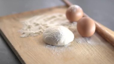 Annem çocukları için pastane ürünleri hazırlayacak.
