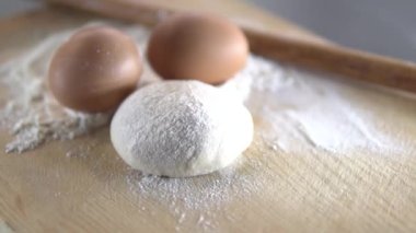 Annem çocukları için pastane ürünleri hazırlayacak.