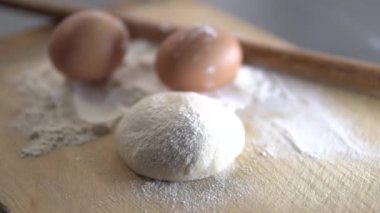 Annem çocukları için pastane ürünleri hazırlayacak.