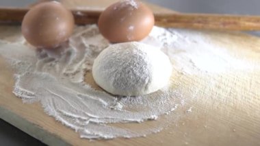 Annem çocukları için pastane ürünleri hazırlayacak.